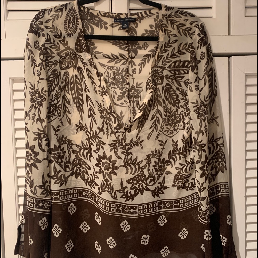 Banana Republic boho brown/white v-neck shear top.